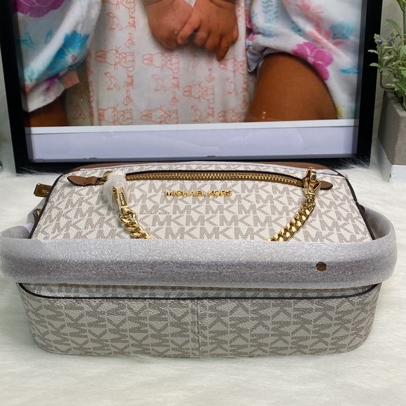 SOLD Michael Kors chain Crossbody - Picture 5 of 9